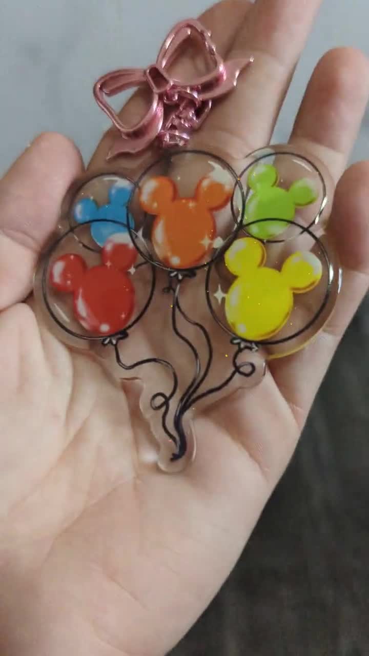 Llavero de acrílico brillante con globos de Mickey Mouse arcoíris inspirados en Disneyland video poster