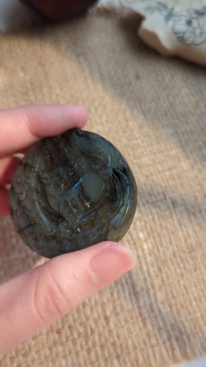 三日月彫刻のラブラドライト九尾狐 - 青と緑のフラッシュ - Etsy 日本