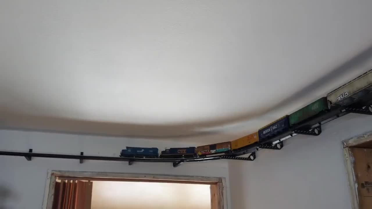 Wall store train set