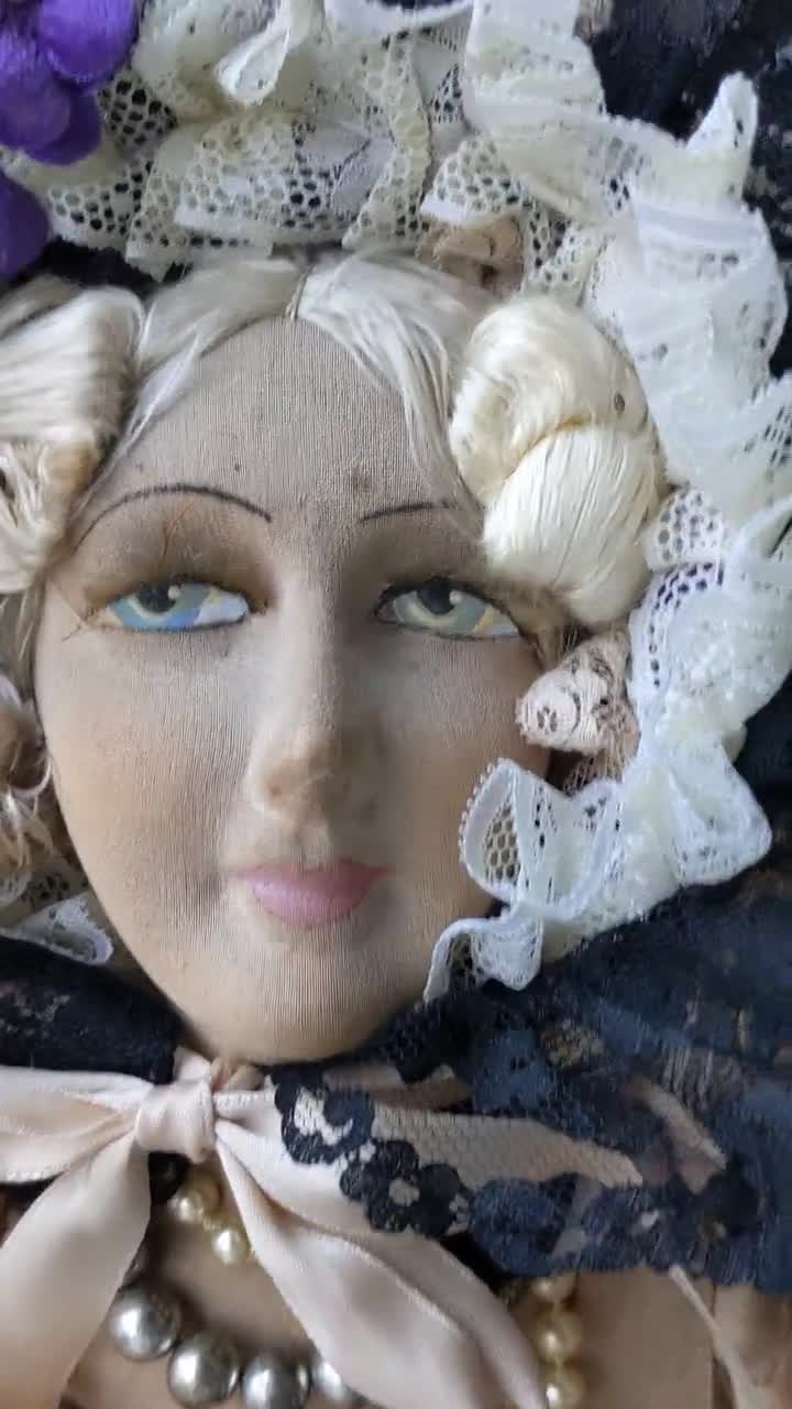 アンティーク ブドワール ドール ピンク 服と帽子付き // 手描き