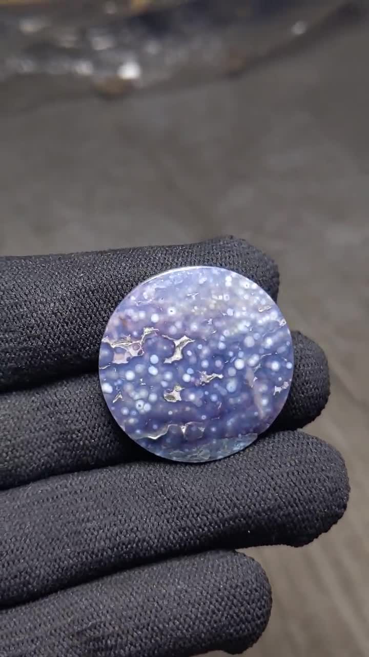 パープルグレープアゲート宝石：研磨された半透明のクリスタル