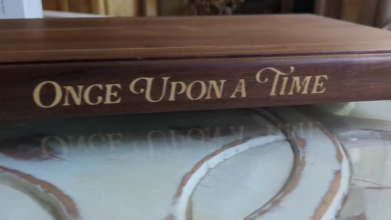 Tagliere in legno massello a forma di libro. Trasforma il tuo tagliere in un libro vintage, personalizzandone il titolo. video poster