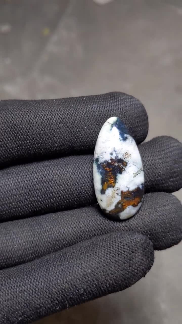 オパール化した化石木宝石：インドネシア産の多色宝石 - Etsy 日本