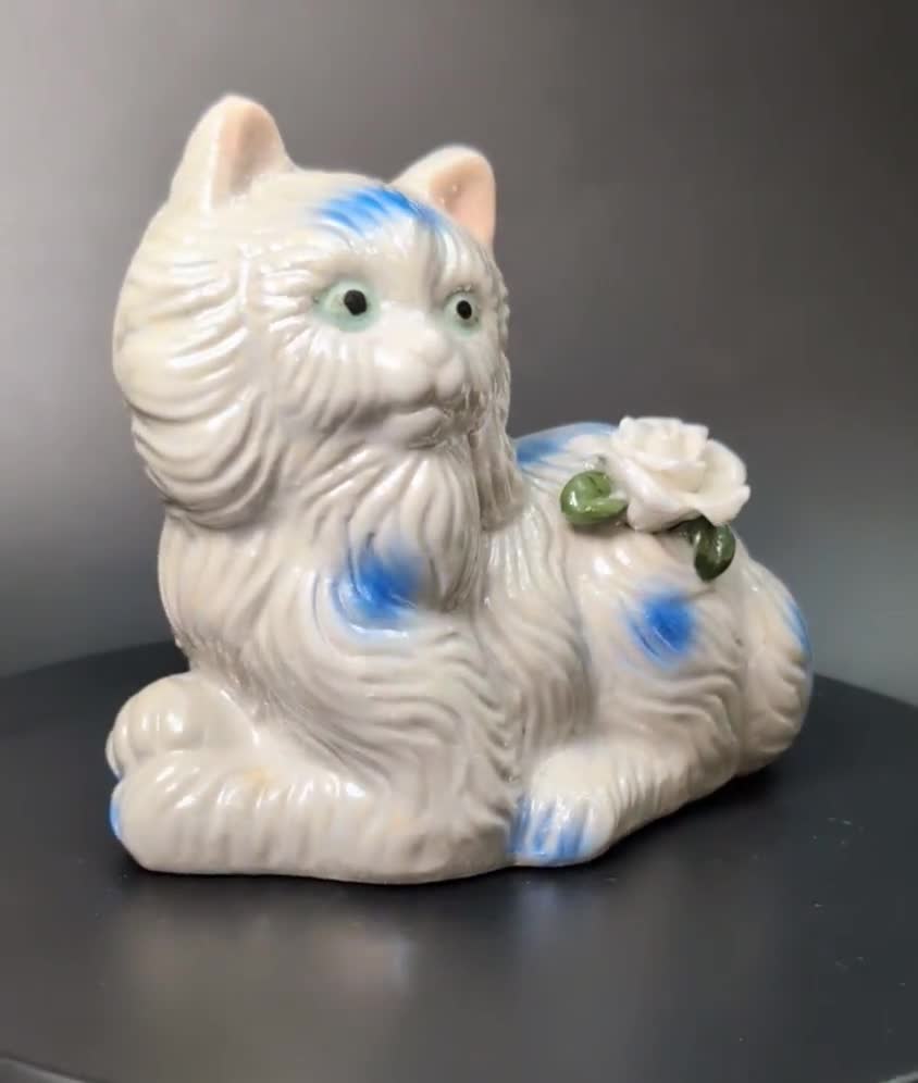青と白の花模様 猫の陶器置物　アンティーク　ヴィンテージ 青と白の花模様 猫の陶器置物 アンティーク ヴィンテージ 青と白の花