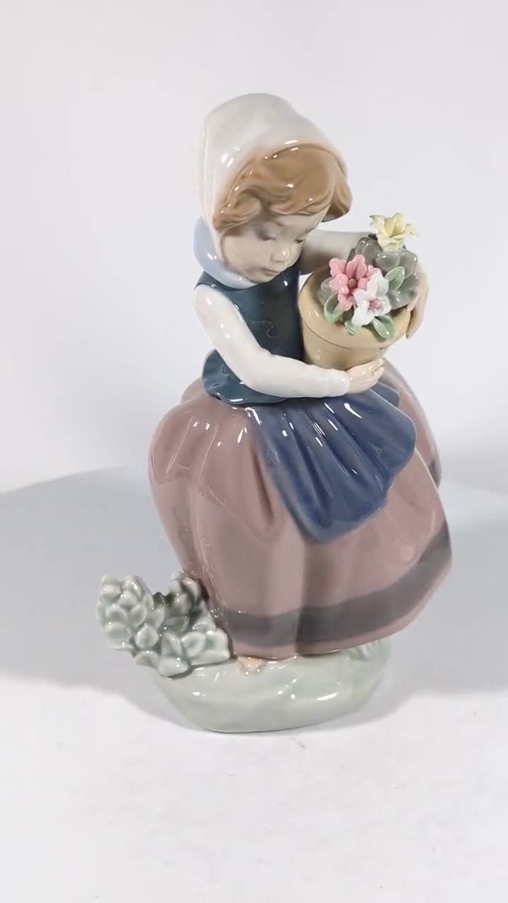 LLADRO Porcelain Figurine of a Girl With Basket of Flowers 'spring