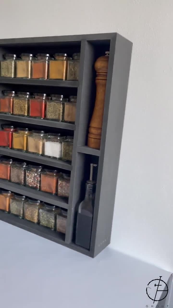 Czarny stojak na przyprawy z 25 słoiczkami na przyprawy oraz młynkiem do soli i pieprzu video poster