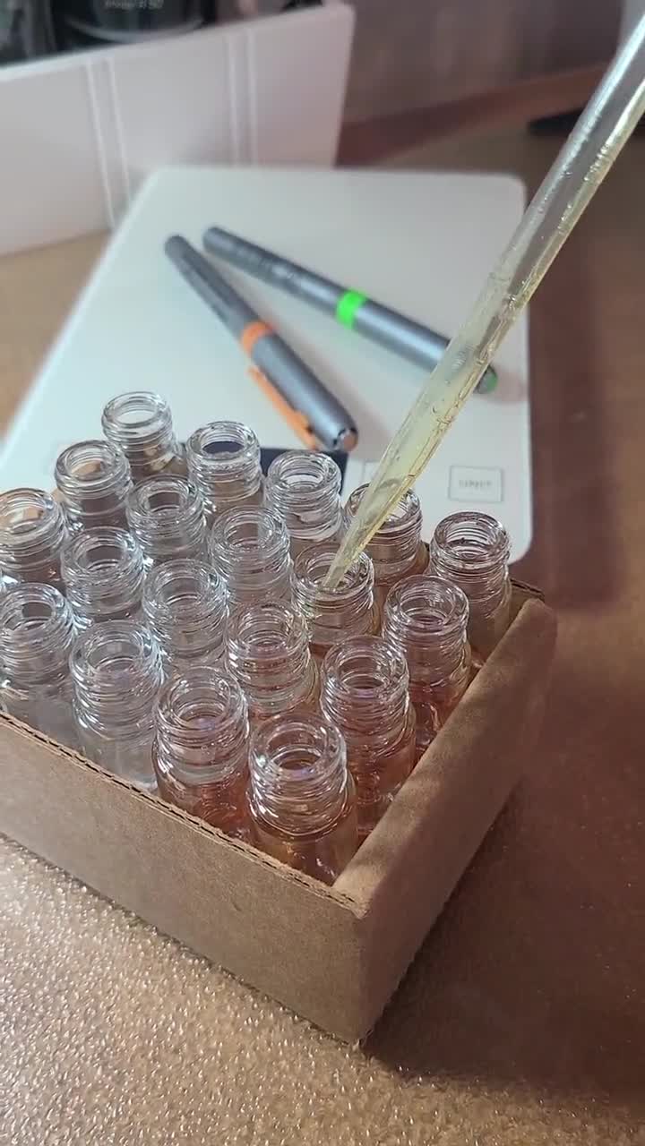 Olio profumato al muffin ai mirtilli - Fragranza al profumo di torta ai mirtilli - Perfetto come regalo divertente per le feste o come regalo di Natale - 0,35 oz / 10 ml video poster