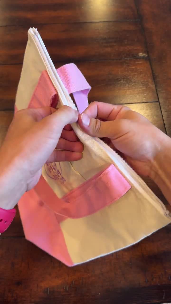 ジッパー加工のトレーダージョーズ ミニキャンバスバッグ ― 限定カラー