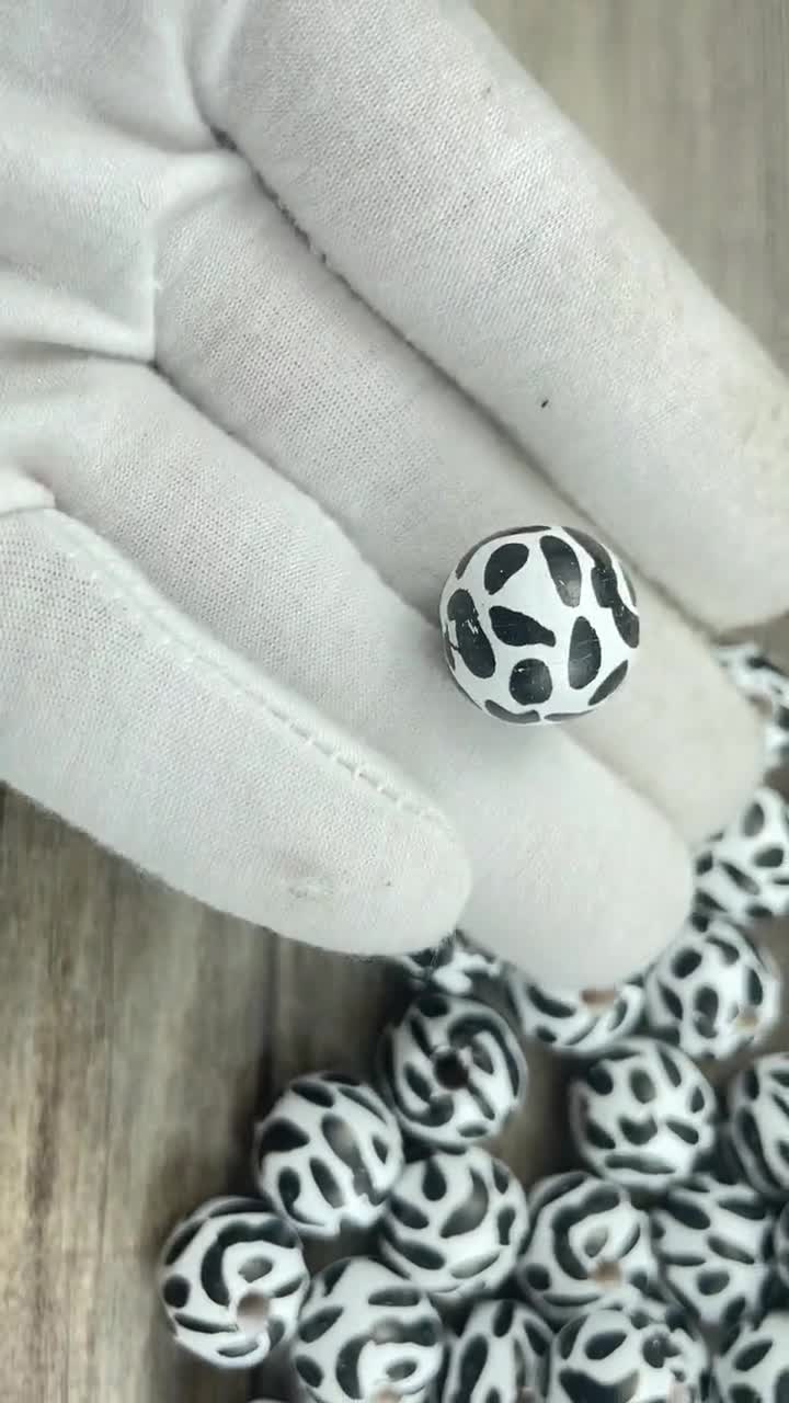 50Pcs Stampa Mucca Perline Leopardo Stampa Perline 16 Millimetri Perlina di Legno per la creazione di Gioielli Sacchetto Regalo Coulisse Portachiavi Charms Artigianato FAI DA TE Kit