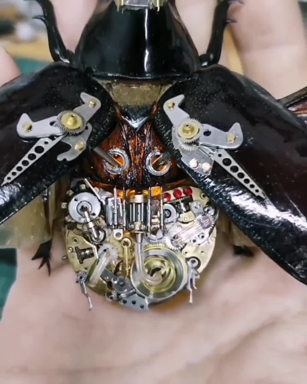 スチームパンクなカブトムシ昆虫ロボット、蒸気エンジンで動く