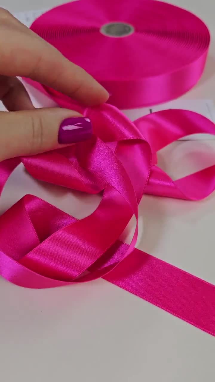 幅25mmの鮮やかなピンクの両面サテンリボン（1ヤード単位販売）、手芸