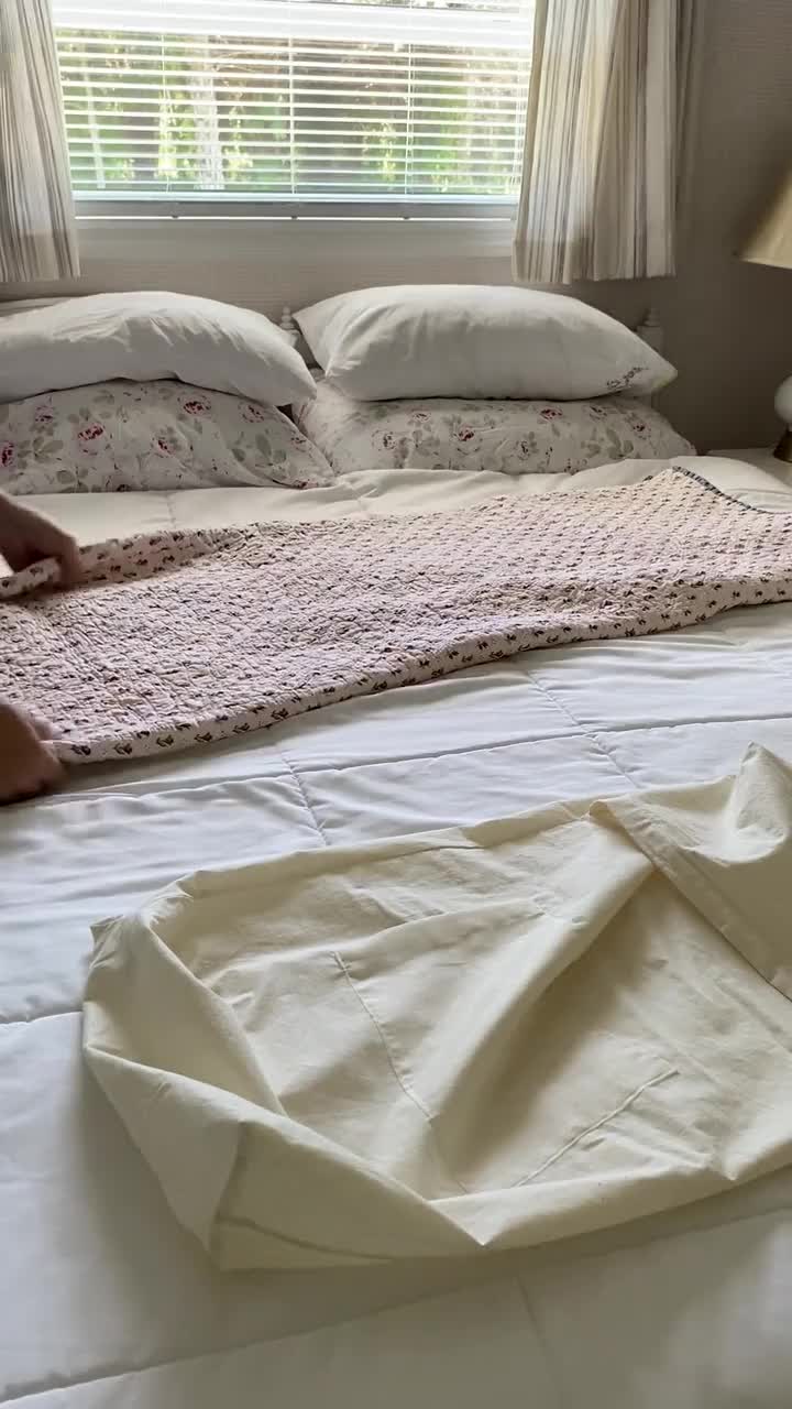 https://v.etsystatic.com/video/upload/q_auto/Quilt_Folding_for_Storage_kgbjfx.jpg