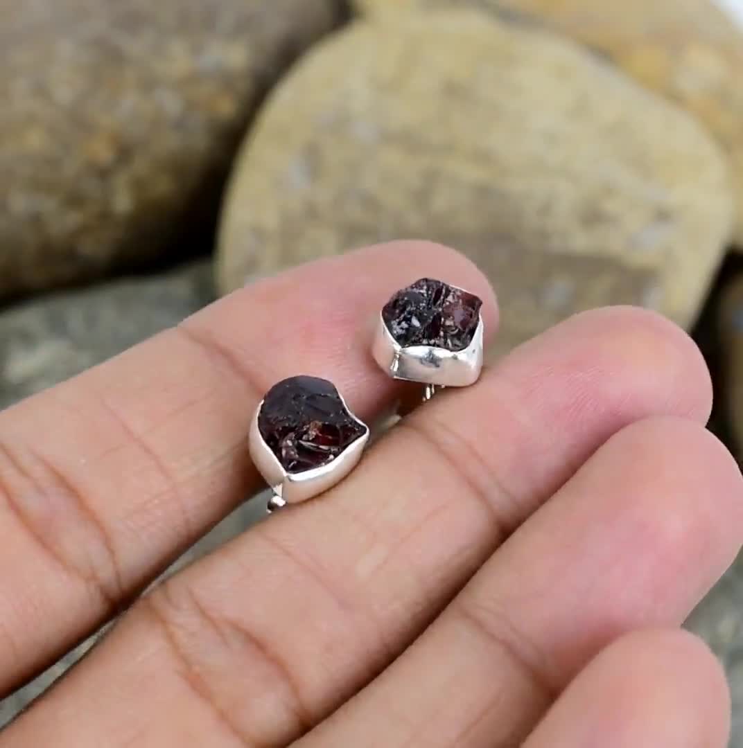 Orecchini a bottone in argento sterling con giada rubino e accenti in