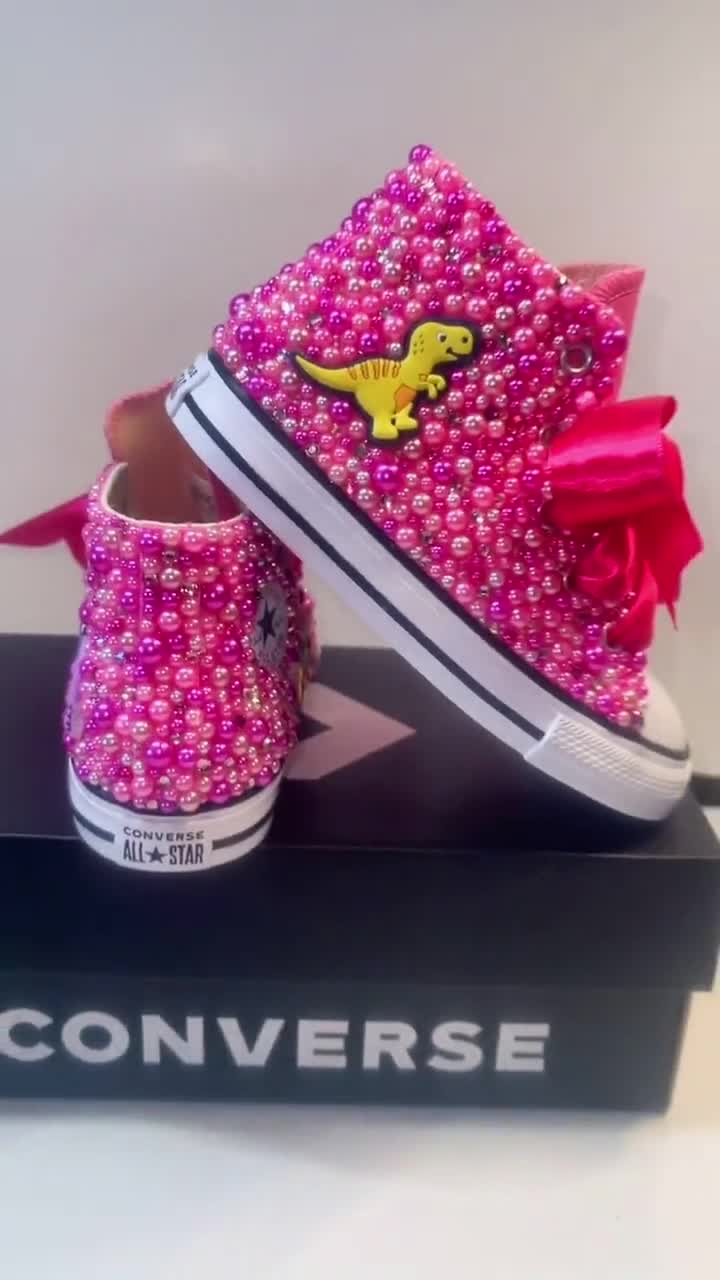 Pink best sale dinosaur converse