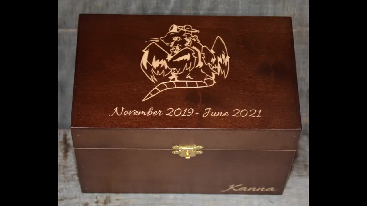 💜REGALOS PERSONALIZADOS 💙 Nuestro cliente eligió el contenido de su box regalo  sorpresa, incluye: •Caja de madera personalizada •Dos…