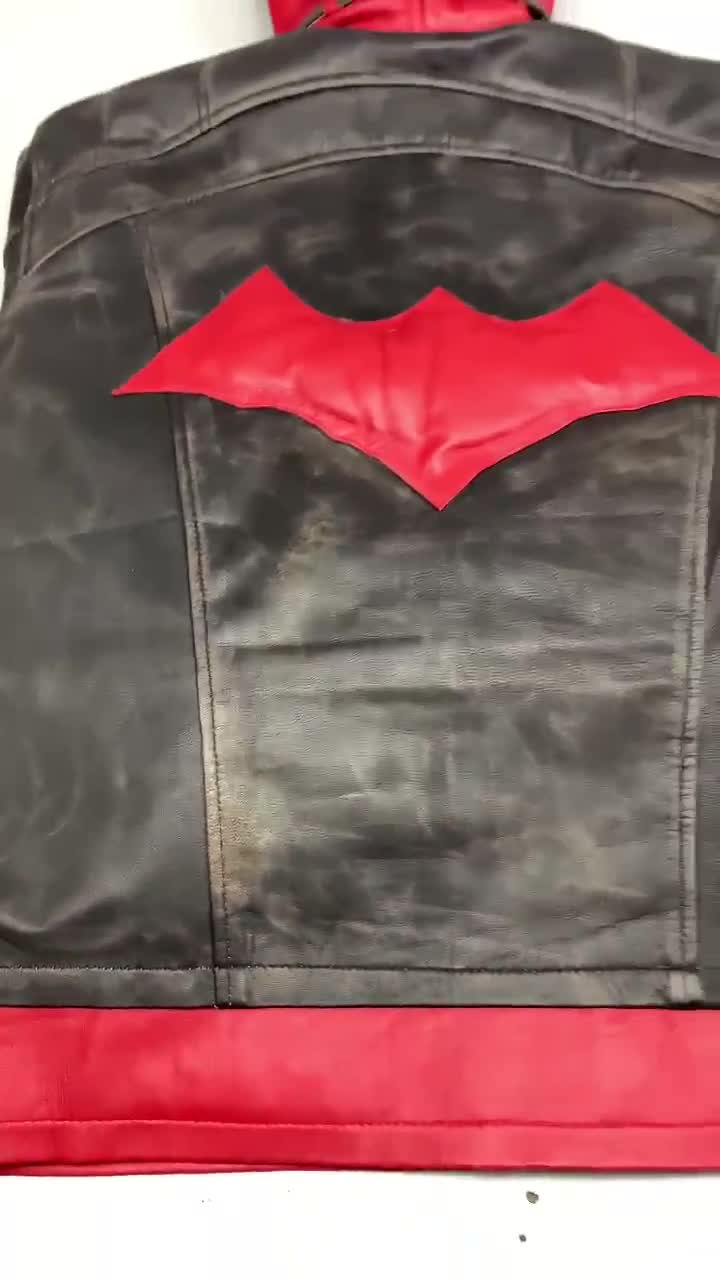 Red Hood Arkham City Lederjacke - Jason Todd Biker Cosplay Kostüm video poster