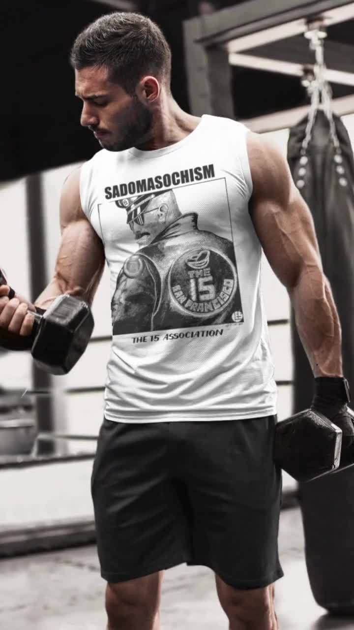 U xotinini sikadi va eri uni yalaydi.