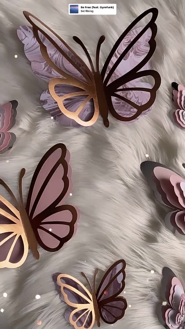 Farfalle rosa con una sfumatura dorata, su un foglio di pasta di