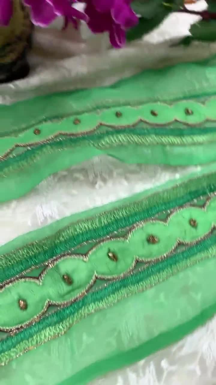 インドのヴィンテージグリーンサリーボーダー手刺繍アリワーククラフト