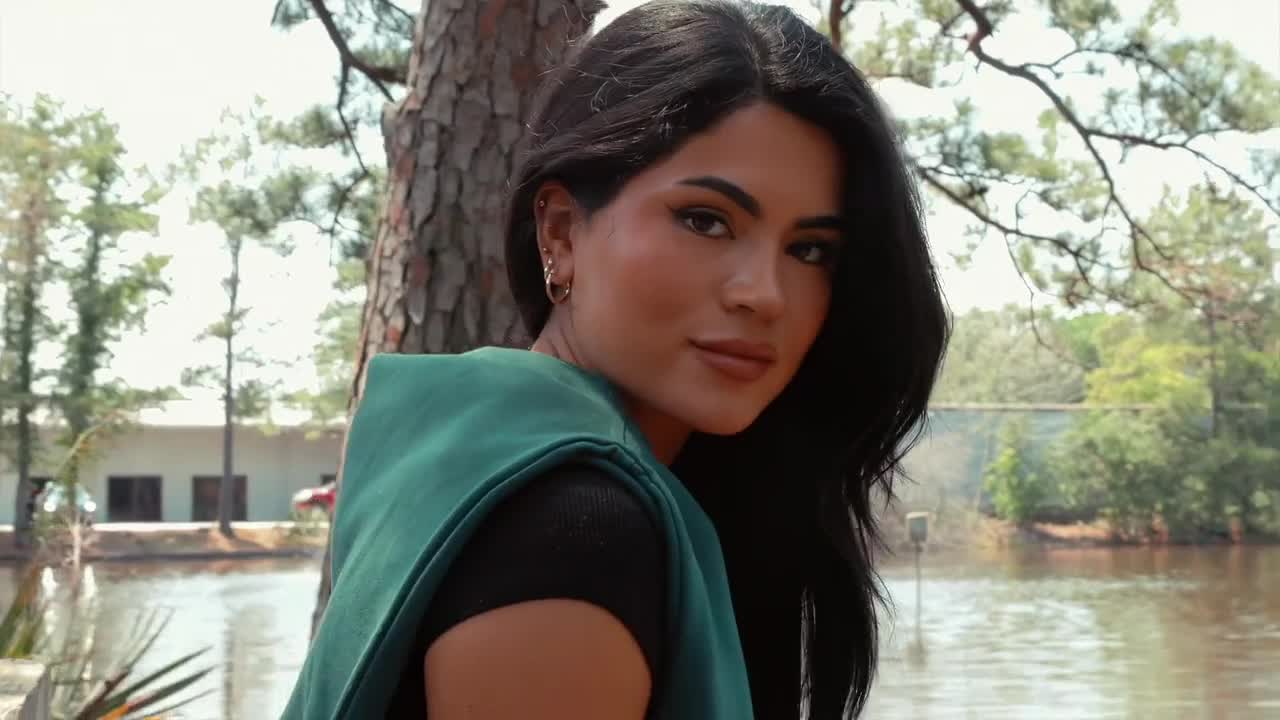 Sudadera Sweethearts Nite Disneyland After Dark, sudadera para el día de San Valentín, sudadera de Disneyland, suéter para viajes a Disney video poster