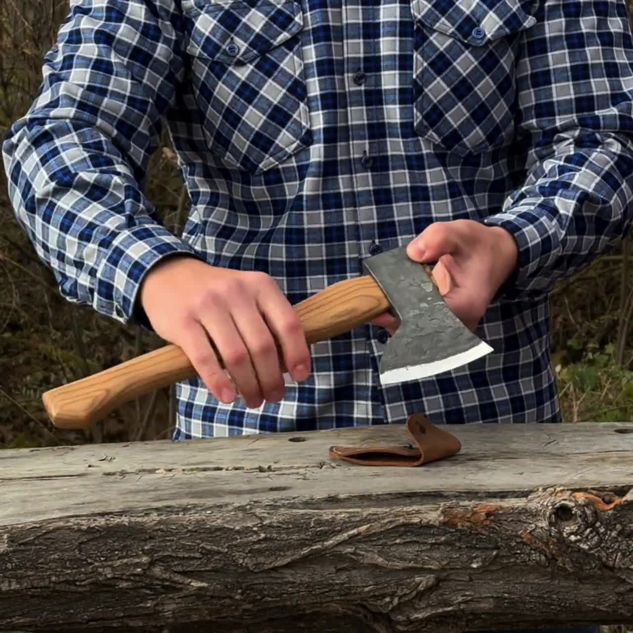 Mała siekiera do rzeźbienia w drewnie. Ostre ostrze. Kuta ręcznie z hartowanej stali węglowej 52100, ergonomiczna rękojeść jesionowa. Pochwa skórzana. Siekiera do rzeźbienia w kształcie łyżki. video poster