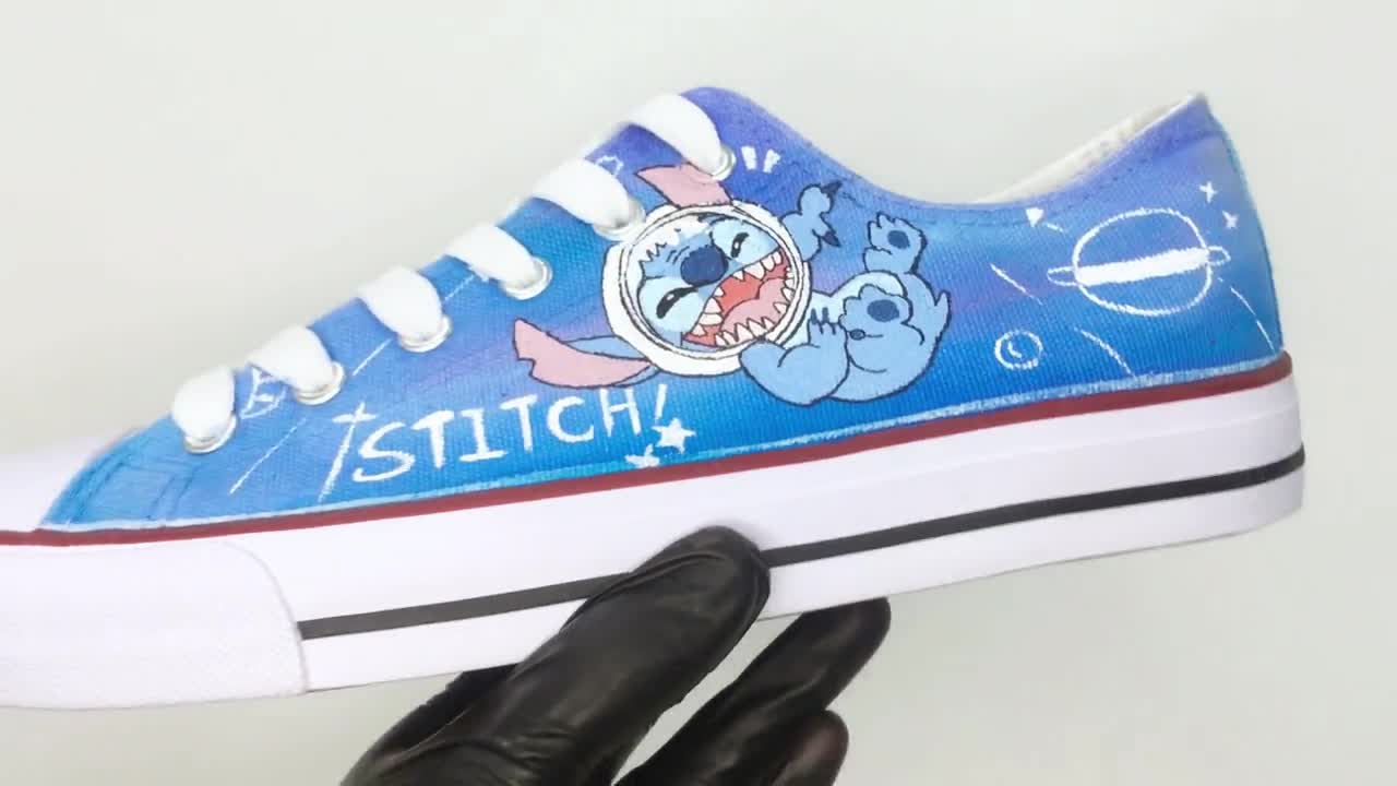 Zapatillas pintadas a mano con un diseño de Stitch - CdlMC