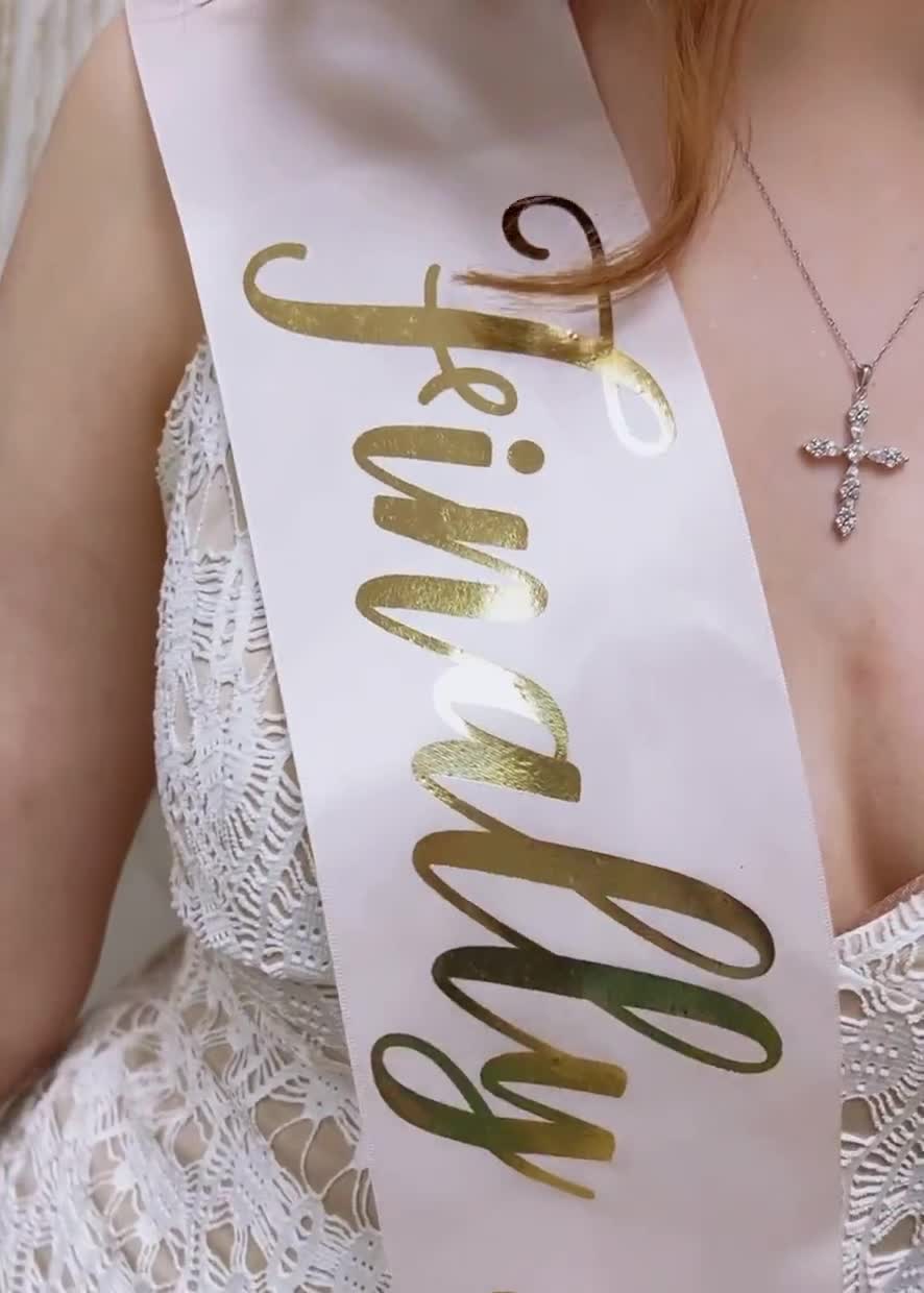 Faja de cumpleaños de satén video poster