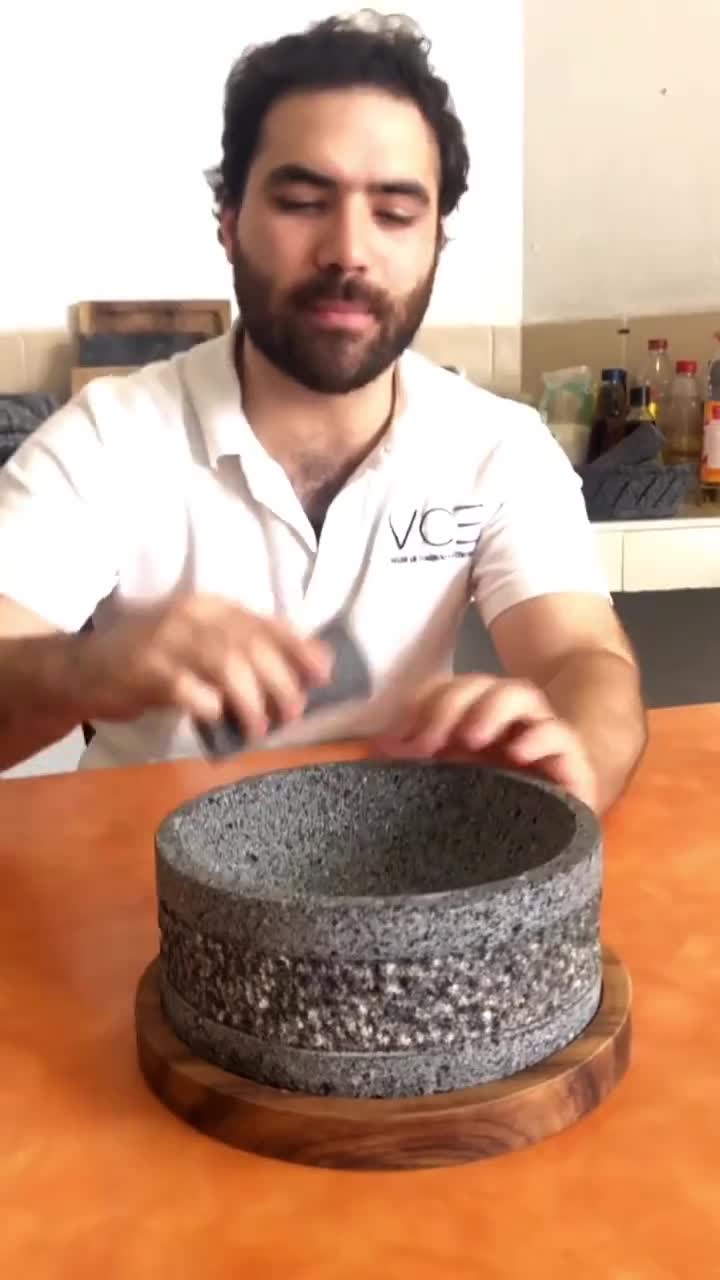 Molcajete mexicano Yolia Soul de 8 pulgadas hecha de piedra volcánica y  base de madera de parota, mortero y mortero mexicanos