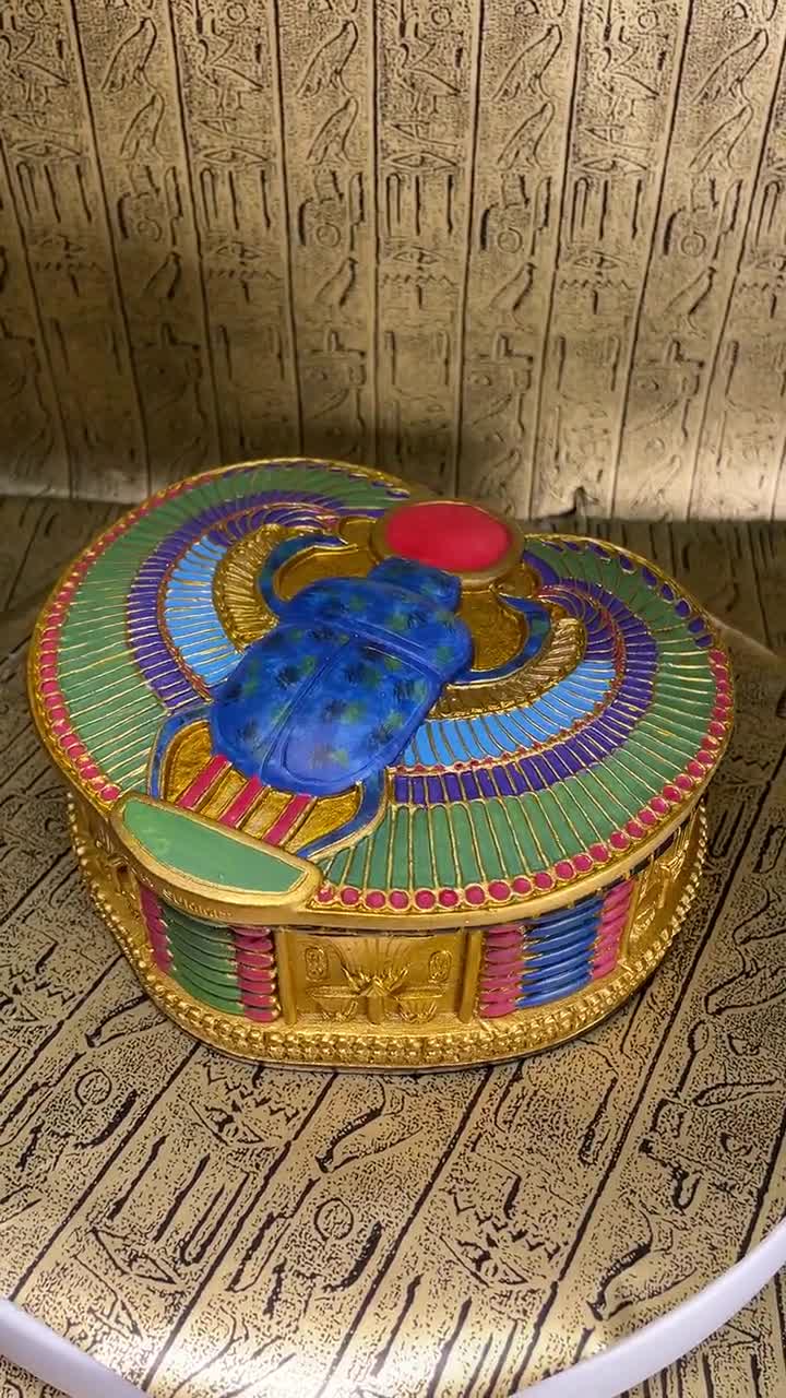 ヴィンテージの翼のあるスカラベの小物入れ - 手描きの古代エジプトの