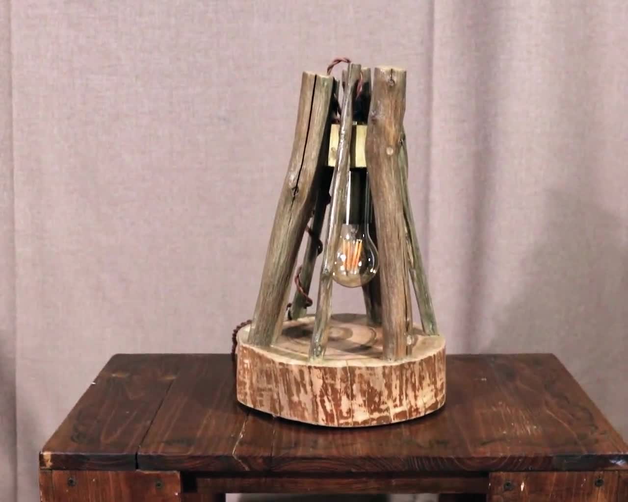 Lampada da tavolo in legno, luce in legno alla deriva, paralumi di rami di  quercia, lampada in legno, lampada in legno rustica, lampada da tavolo, lampada  artigianale, luce in legno unica 