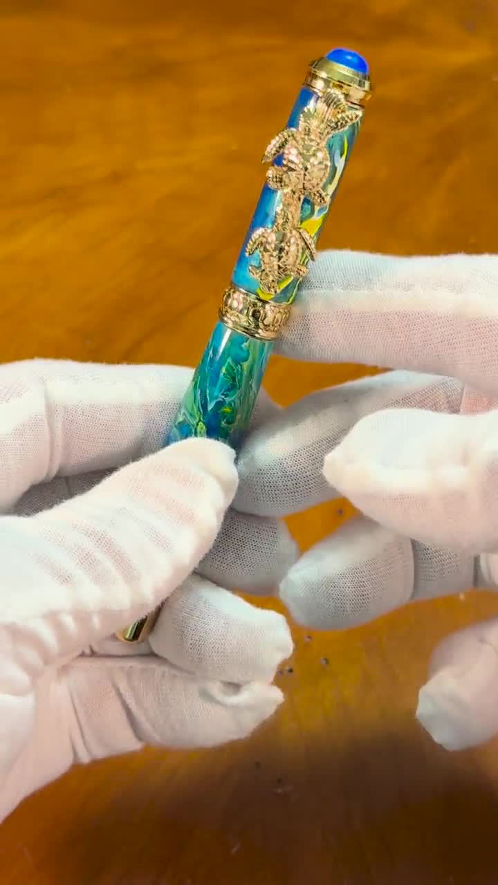 Penna rollerball o stilografica tartaruga marina fatta a mano: oro 24k, opale di fuoco, acrilico Ocean Mist video poster