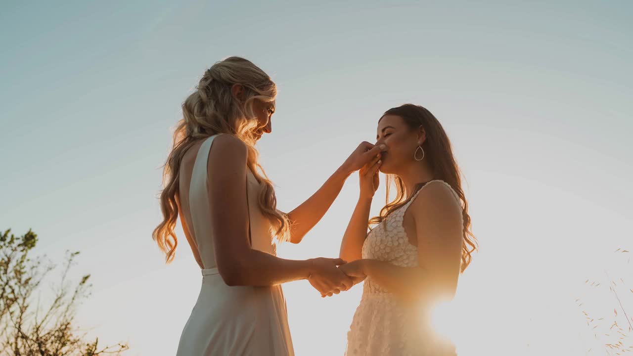 Un guion de ceremonia nupcial sobre un amor realista y duradero, un final  feliz, reinventado, reflexivo y no religioso., image size:1280x720