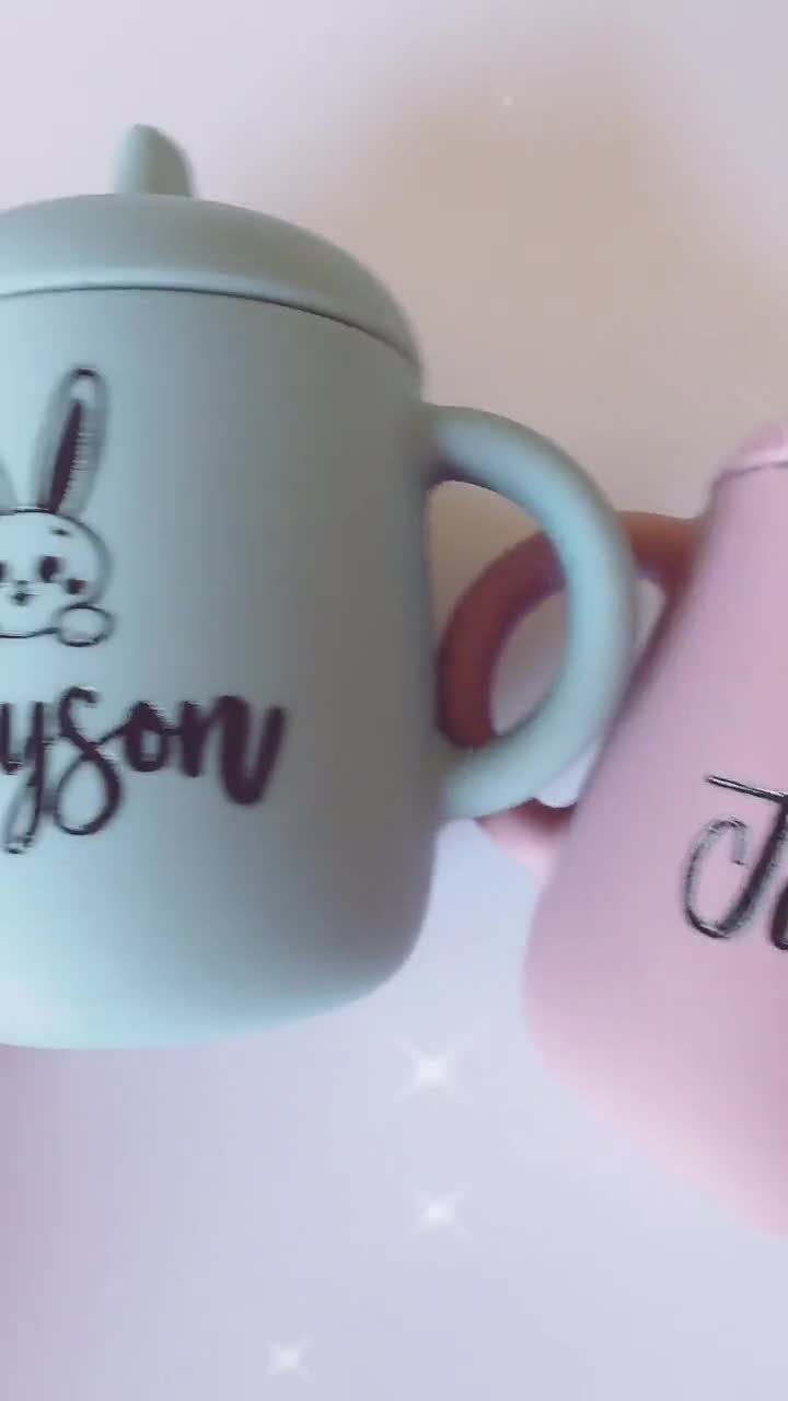 Copo de treinamento com bico macio e alças personalizadas | Copo de treinamento infantil personalizado | Copo de silicone para bebê | Presente personalizado para o primeiro aniversário | Etiquetas com nome para copo video poster
