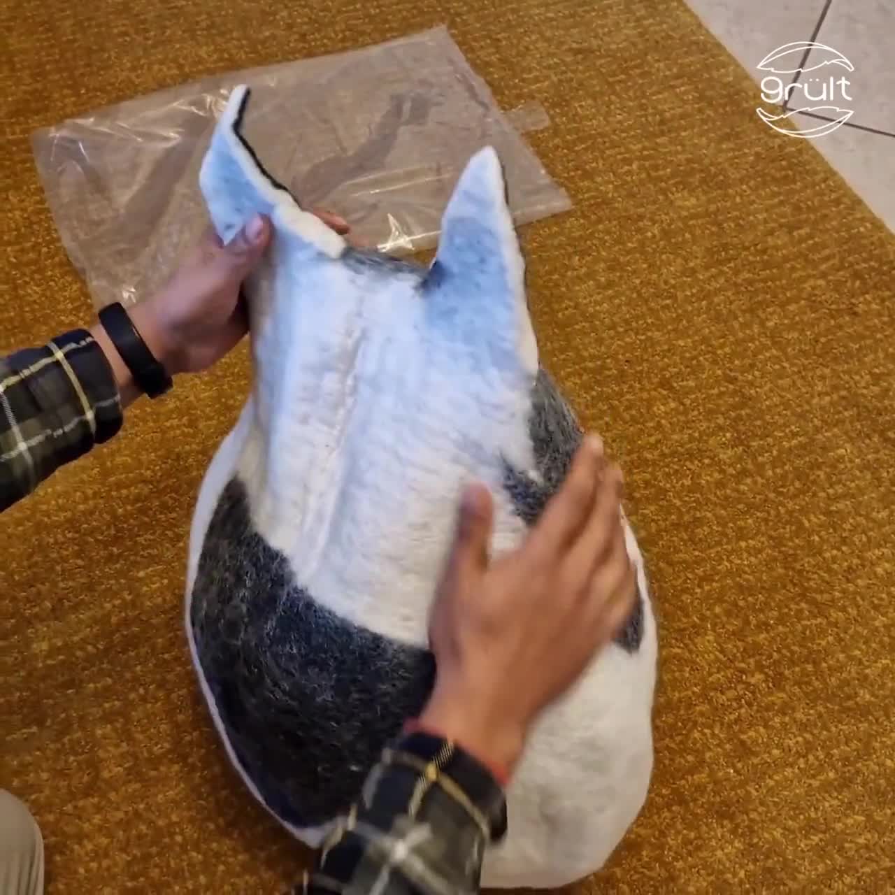 Grült Filcowy dom dla kota, legowisko dla kota, jaskinia dla kota, ze 100% naturalnej wełny, filcowany ręcznie w Nepalu, Katzenhöhle aus Filz | katzenhaus | katzenhöhle filz video poster