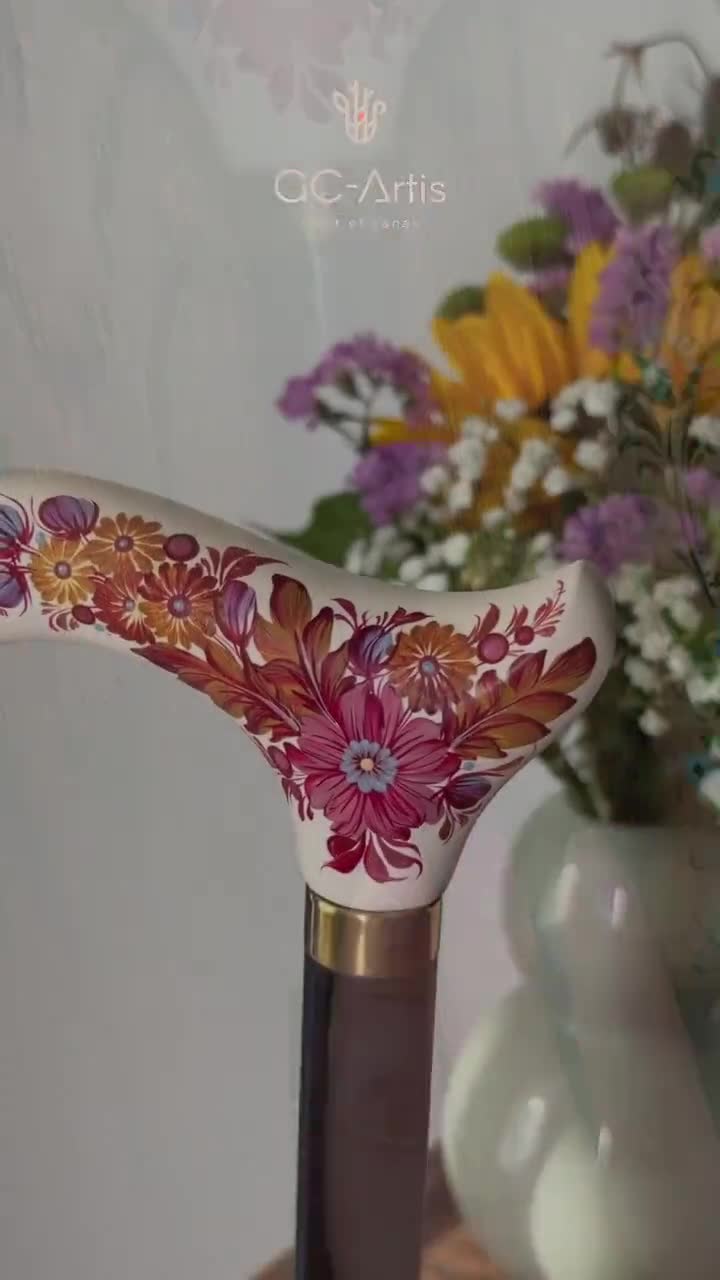 手描きの杖 - 菊の花 - 紫と金の装飾、黒いシャフト、クラシックな