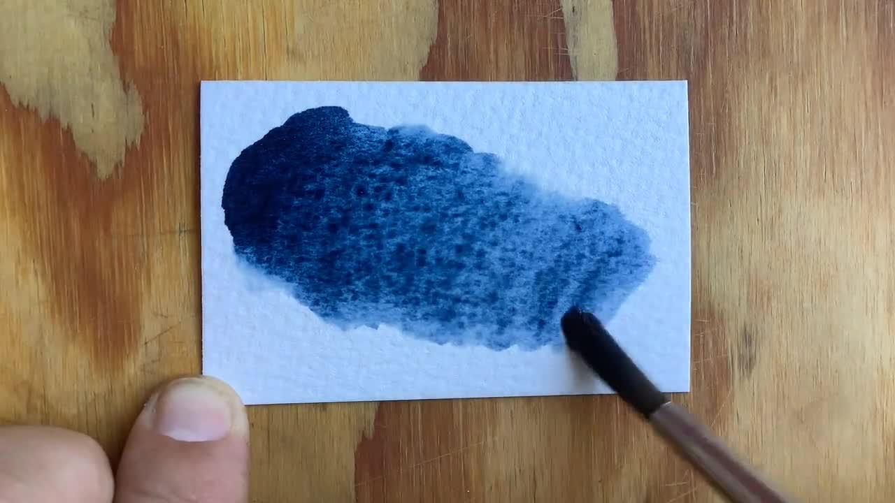 ソーダライトの手作り水彩絵具。ハーフパン。美術や形而上学的な実践の