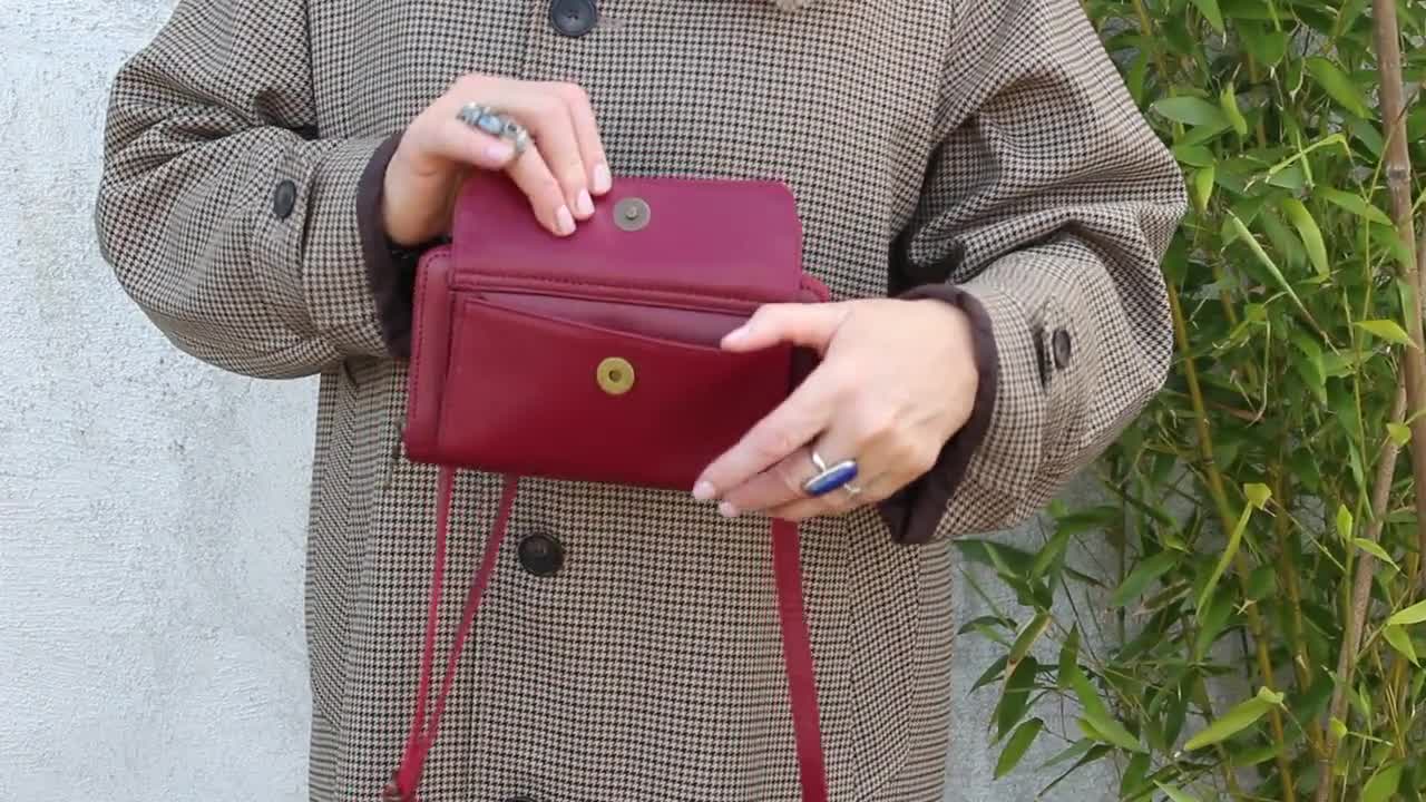 レッドレザーのクロスボディウォレットバッグ：ストラップ付き
