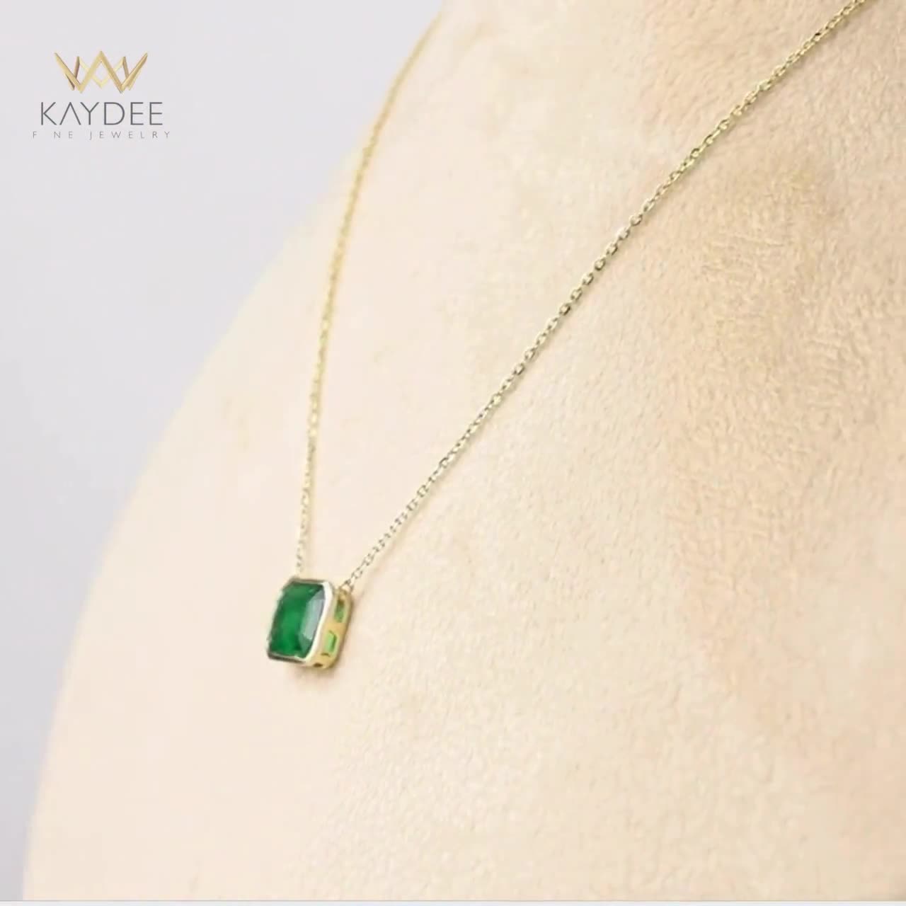 14K massief gouden smaragdgroene ketting, achthoekige groene edelsteenhanger, sierlijke kabelketting, elegante sieraden cadeau voor haar video poster