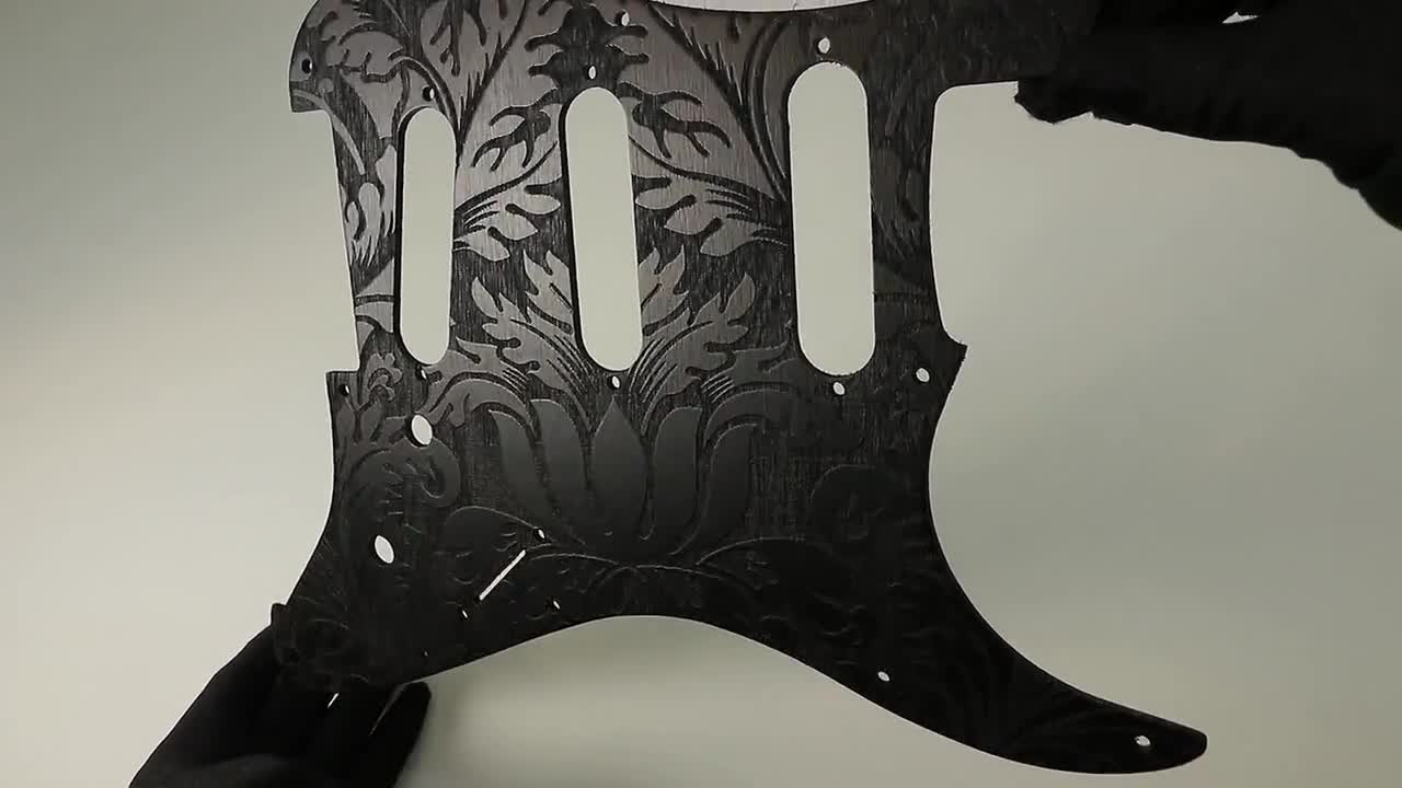 Fender Stratocaster Strat Pickguard SSS 11 trous en aluminium gravé Unique  Black-Silver Paisley Strat Scratch Plate -  France