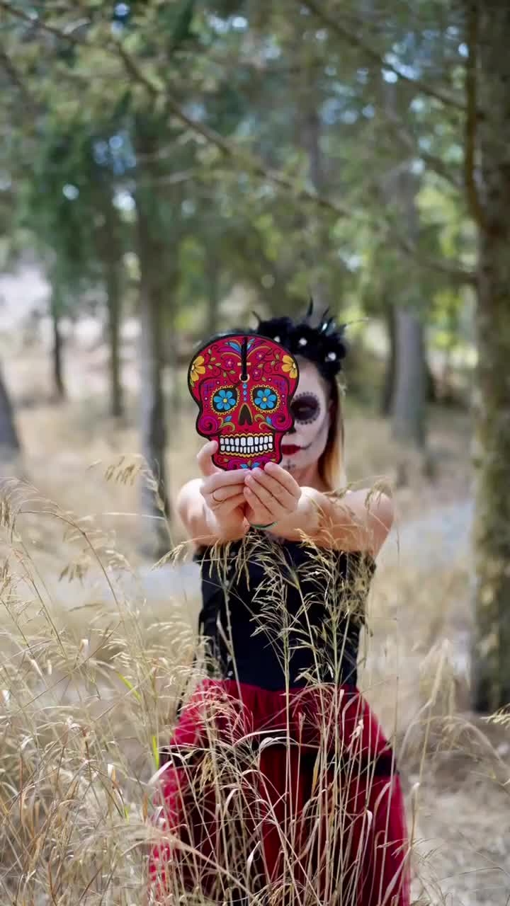 Stampa artistica / Dia De Los Muertos / Poster / Arazzo / Stampa su metallo / Tatuaggio con teschio di zucchero e ragazza scheletro con mani in preghiera per il giorno dei morti - Italia