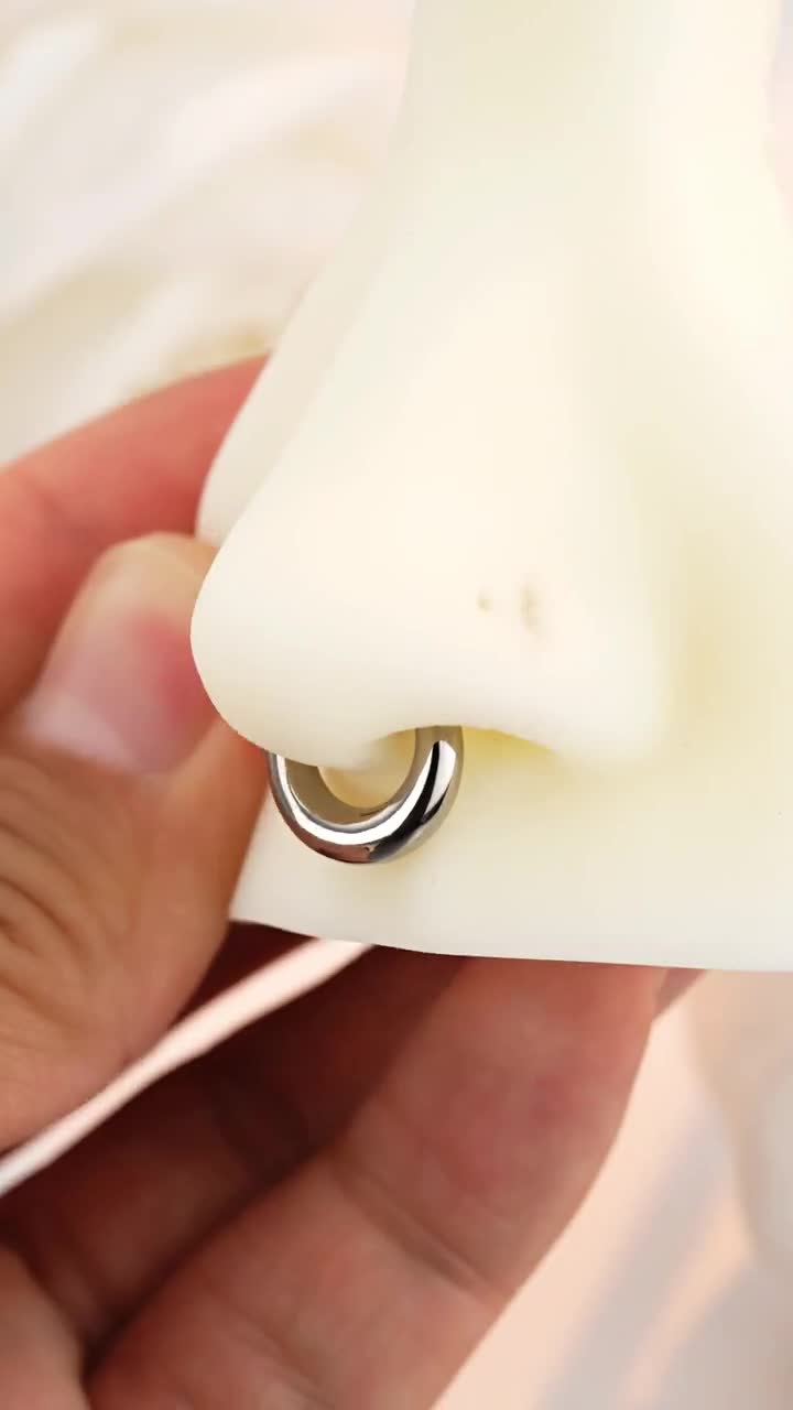 Piercing grueso para septum de titanio de 16G de alta calidad, color plata/oro. Joyería gruesa para septum. Piercing articulado de segmento. Para daith, septum, nariz o concha. video poster