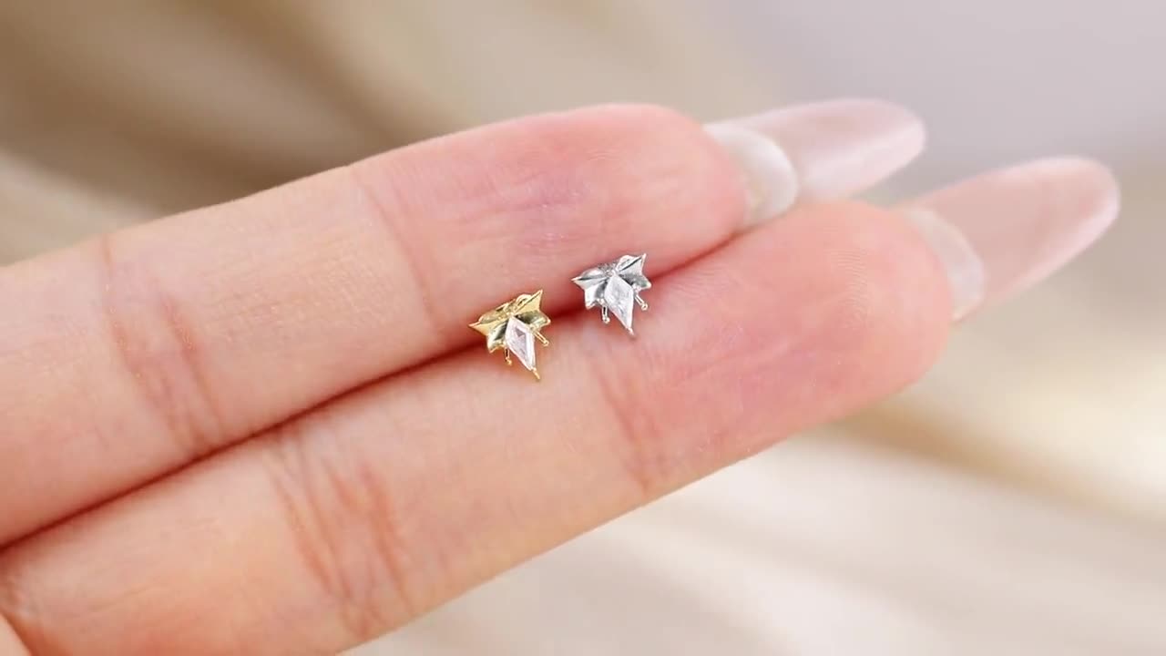 Pendiente de botón con forma de cometa y lazo de circonita cúbica • Pasador de presión sin rosca de plata 925 con lazo • Delicado piercing para cartílago, hélix o lóbulo • Joyería con apariencia de diamante video poster