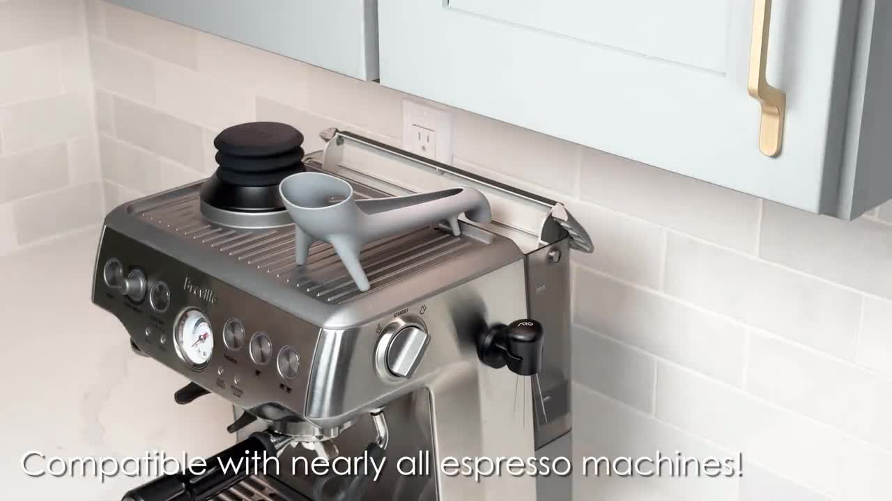 Cerca de la máquina de café Nespresso brewing recién nuevo expreso