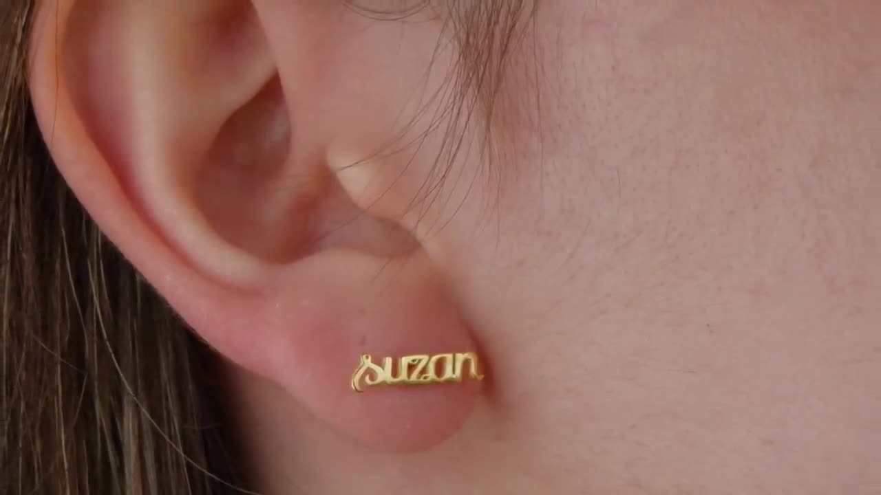 Orecchini a bottone personalizzati con lettera iniziale piccola