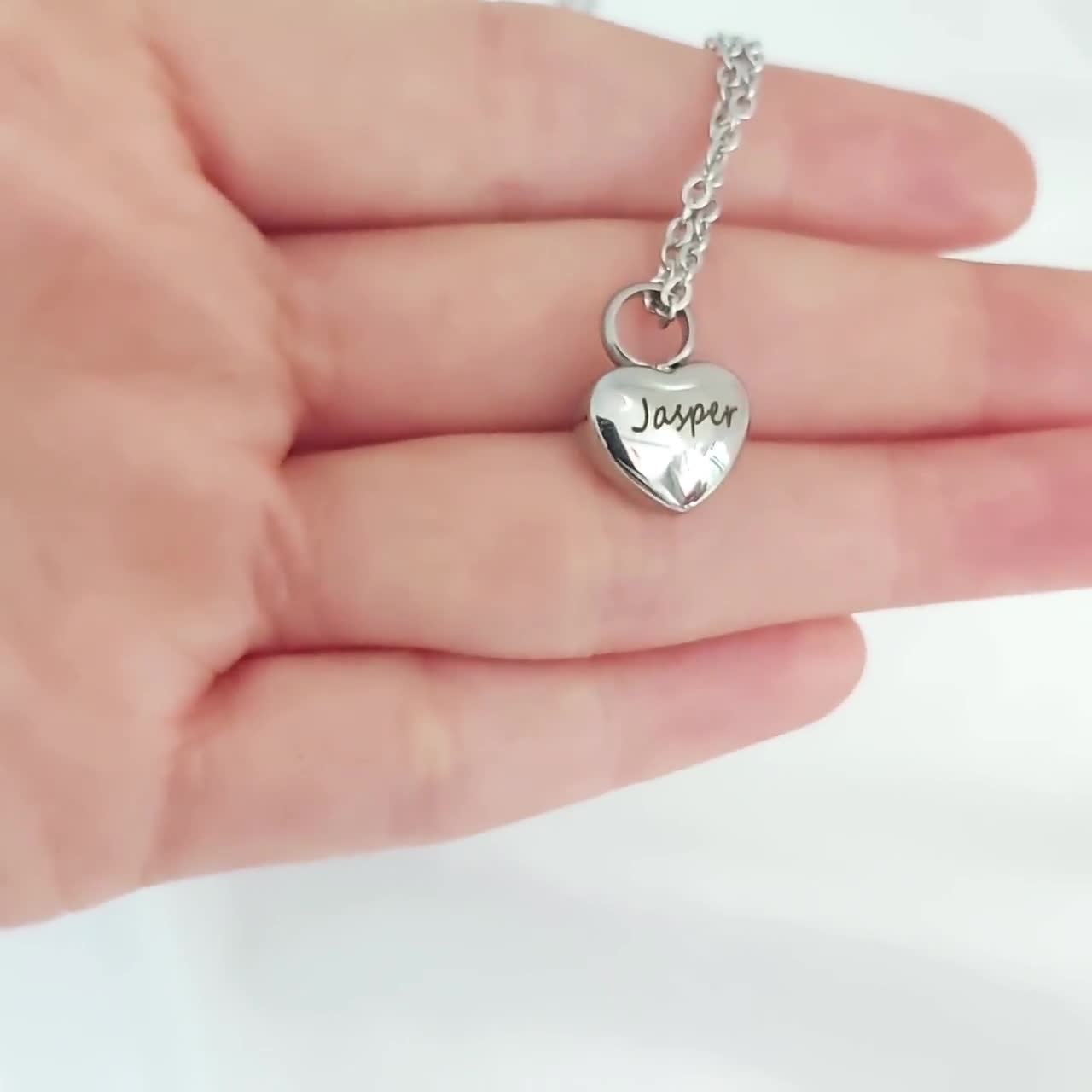 Collana con urna a forma di cuore con impronta di zampa di cremazione