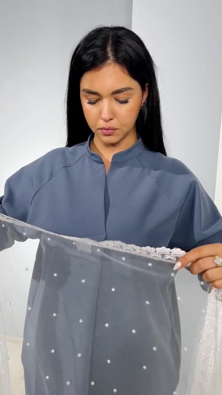 Mantilla de encaje con perlas para capilla – Tul transparente para cubrir la cabeza de la iglesia (180 x 60 cm), velo para misa católica latina + peineta y bolsa de regalo video poster