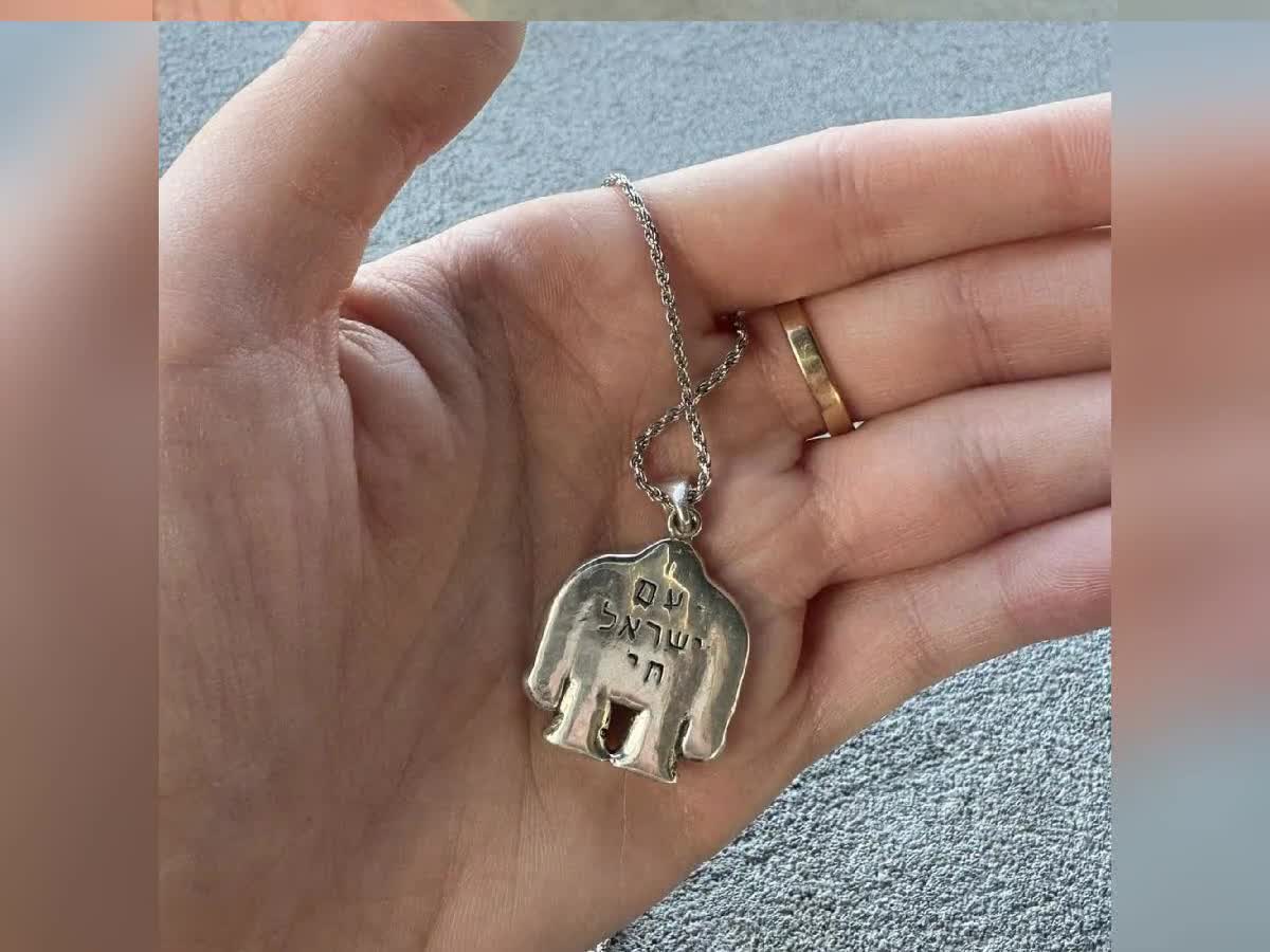 Ciondolo Golem in oro 14K * Collana di protezione con amuleto ebraico * Ciondolo Emet personalizzato video poster