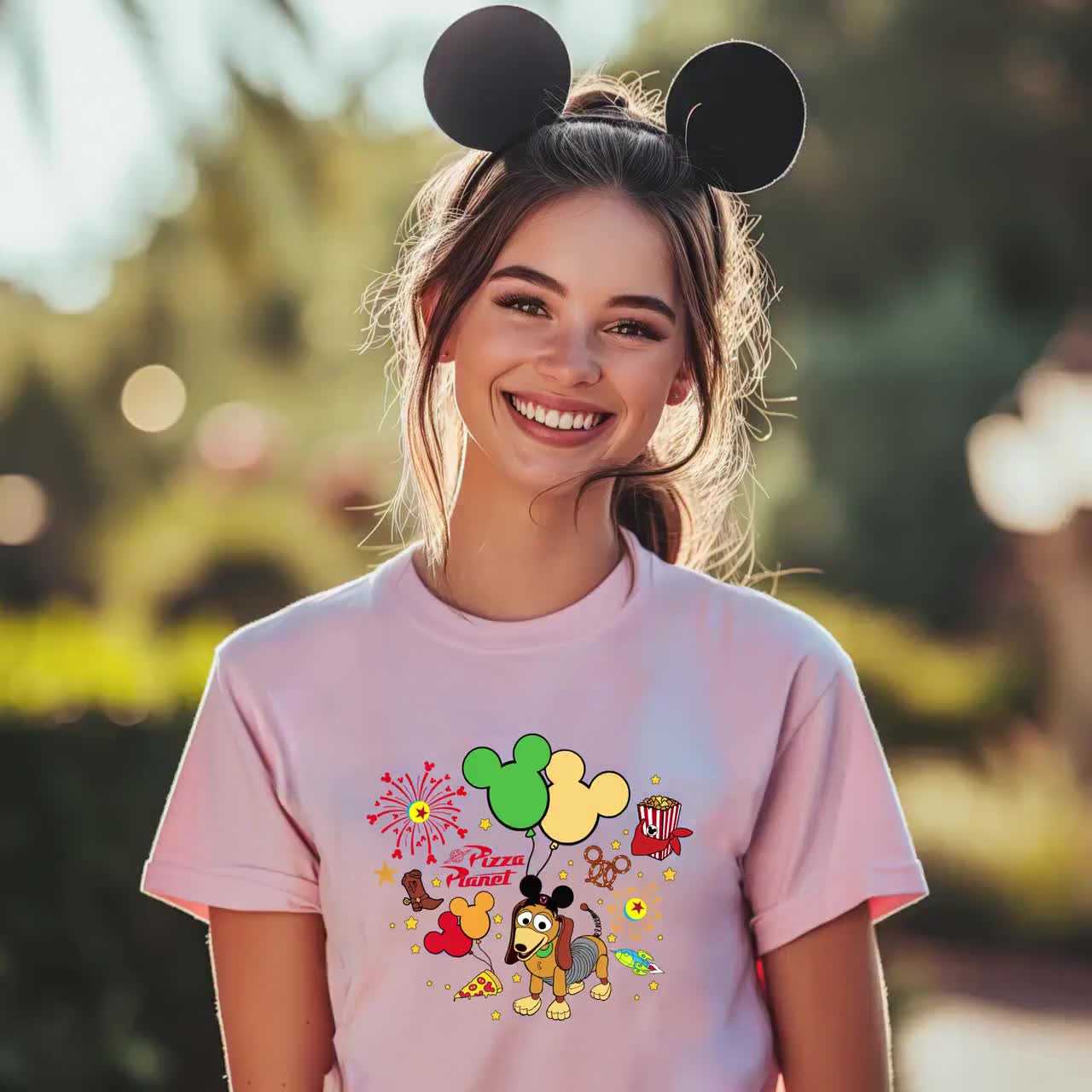 Camiseta Slinky Dog Toy Story Snacks: Tema de viaje a Disney, Arte con globos (Algodón suave, XS-XXL, Unisex) video poster