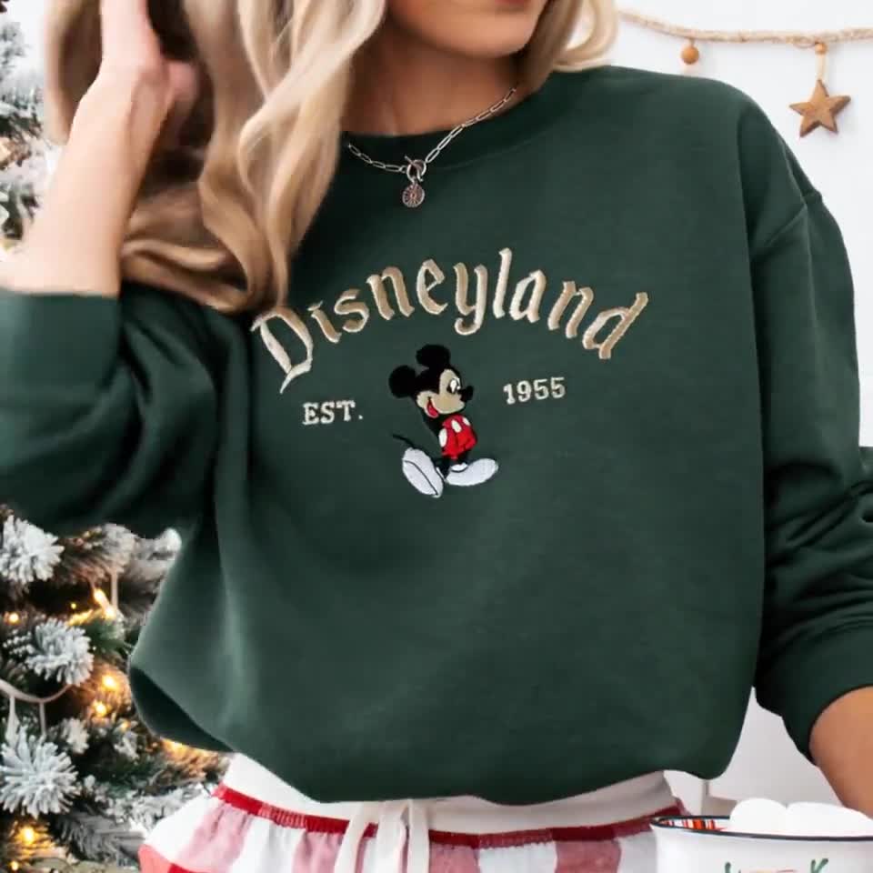 Sudadera bordada Disneyland EST 1955 de Mickey Mouse, cuello redondo vintage, colores cómodos, suéter negro, acogedor, regalo para fanáticos de Disney video poster