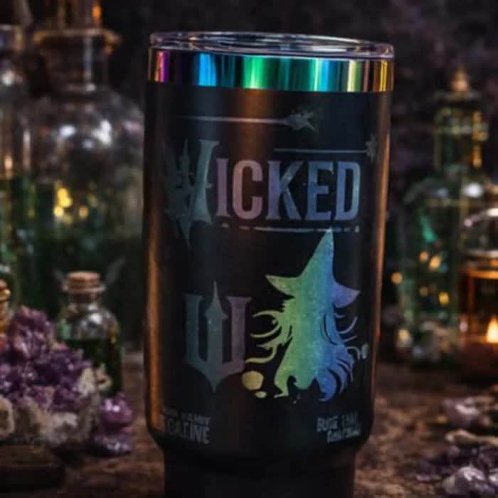 Vaso arcoíris de 40 oz inspirado en Wicked / Taza de bruja malvada / Regalo para fanáticos de la música / Acero inoxidable negro mate grabado con láser video poster